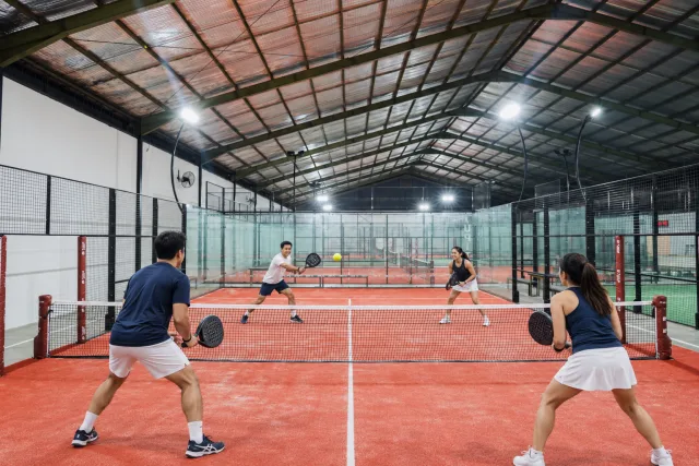 Ilustrasi peserta bermain di lapangan merah Planet Padel